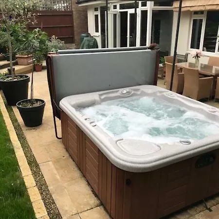Wimbledon Tennis House With Hot Tub; 4 Minute Walk